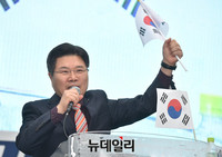 [태극기집회] 태극기 흔드는 자유한국당 홍문종 의원