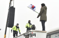 [태극기집회] 경찰차 위에 올라선 시민, 제지 하는 경찰