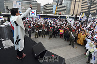 [태극기집회] 김진태 의원 발언에 환호하는 태극기 시민들