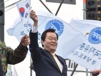 [태극기집회] 태극기 흔드는 김경재 자유총연맹 회장