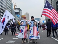 [태극기집회] 태극기-성조기 나란히 든 집회 참가자