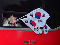 [태극기집회] 창밖으로 태극기흔드는 집회 참가자