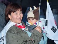 [태극기집회] 빗 속 행진이어가는 태극기가족