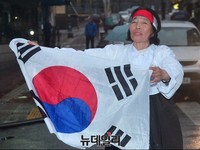 [태극기집회] 행진 응원하는 집회 참가자