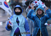 [태극기집회] 비가와도 태극기 흔들며 탄핵무효
