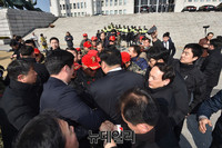 [영상] 태극기행동본부 기자회견, 경찰 저지로 무산