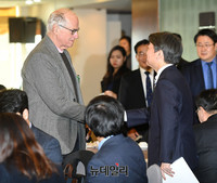 [포토] 외신기자클럽 토론회 참석한 안철수