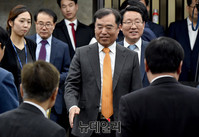 [포토] 참석자들과 인사 나누는 김병준 국민대학교 교수