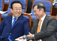 [포토] 대화 나누는 김병준 교수와 김관용 경북지사