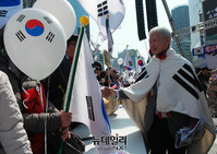 [태극기집회] 태극기 두른 서석구 변호사