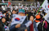 [태극기집회] 탄핵각하 외치며 가두행진 이어가는 태극기