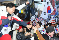 [태극기집회] 시민들 격려하는 박대출 의원