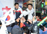 [태극기집회] 시민들과 악수하는 김진태 의원