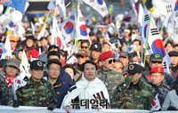 [태극기집회] 가두행진 선두에 선 자유한국당 김진태 의원