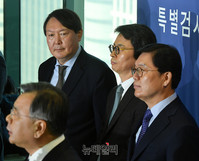 [포토] 특검결과 바라보는 윤석열 수사팀장