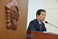[포토] 北 탄도미사일 도발 관련 질문 답하는 한민구 장관