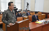 [포토] 北 탄도미사일 관련 보고하는 위승호 국방 정책실장