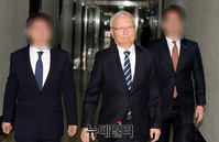 [포토] 정보위로 들어서는 이병호 국정원장