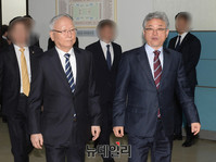 [포토] 회의장으로 향하는 이병호 국정원장과 이철우 위원장
