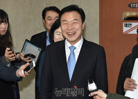 [포토] 질문에 답하는 국민의당 손학규 의장