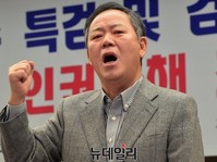 [포토] 애국가 부르는 김평우 변호사