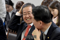 [포토] 의원들과 대화 나누는 홍준표 경남지사