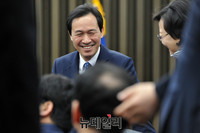 [포토] 비공개 의원총회, 대화 나누는 우상호 원내대표