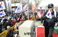 [포토] 헌법재판소 인근으로 모여드는 태극기 시민들