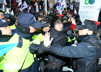 [태극기집회] 집회 욕설하던 시민, 집회 참가자들과 충돌