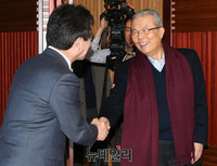 [포토] 반갑게 인사하는 유승민-김종인