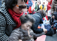 [태극기집회] 태극기 흔들던 여성참가자 실신해 병원 이송