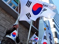 [포토] 대형태극기 흔드는 집회 참가자