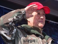 [포토] 경례하는 정광택 탄기국 공동대표