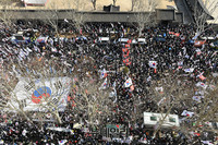 [포토] 탄핵심판 10분 전, 안국역 일대에 탄핵각하 외치는 국민들