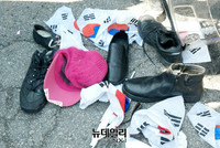 [태극기집회] 널브러진 신발과 태극기