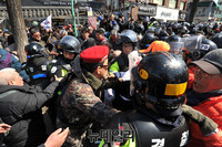 [포토] 충돌하는 경찰과 탄기국