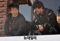 [포토] 웃으며 말리는 사진기자, 날아오는 주먹