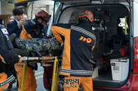 [태극기집회] 구급차로 이송되는 집회 참가자