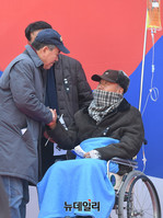 [태극기집회] 악수나누는 권영해-김평우