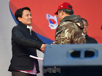 [태극기집회] 악수하는 김진태-정광용