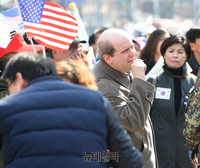 [태극기집회] 연단 아래서 집회 지켜보는 로렌스 펙