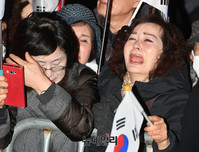[포토] 대통령 차량 도착하자 터저버린 눈물