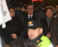 [포토] 朴 전 대통령 맞는 윤상현-서청원-이우현 의원