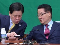 [포토] 핸드폰보며 대화나누는 박지원-주승용