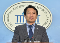 [포토] 기자회견 갖는 자유한국당 김진태 의원