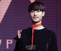 [포토] MVP 진, 아직은 어색한 포즈