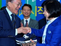 [포토] 운동화 선물받은 문재인 전 대표