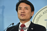 [포토] 김진태 대선출마, 父 이야기에 눈시울 붉혀