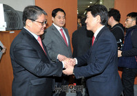 [포토] 악수 나누는 김진태-조원진-박대출