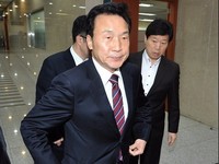 [포토] 정론관으로 향하는 손학규 국민주권개혁회의 의장